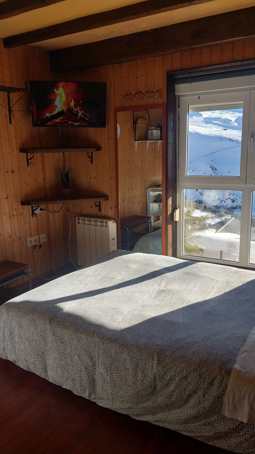 Dormitorio del apartamento Alcazaba Sierra Nevada con vistas a la montaña