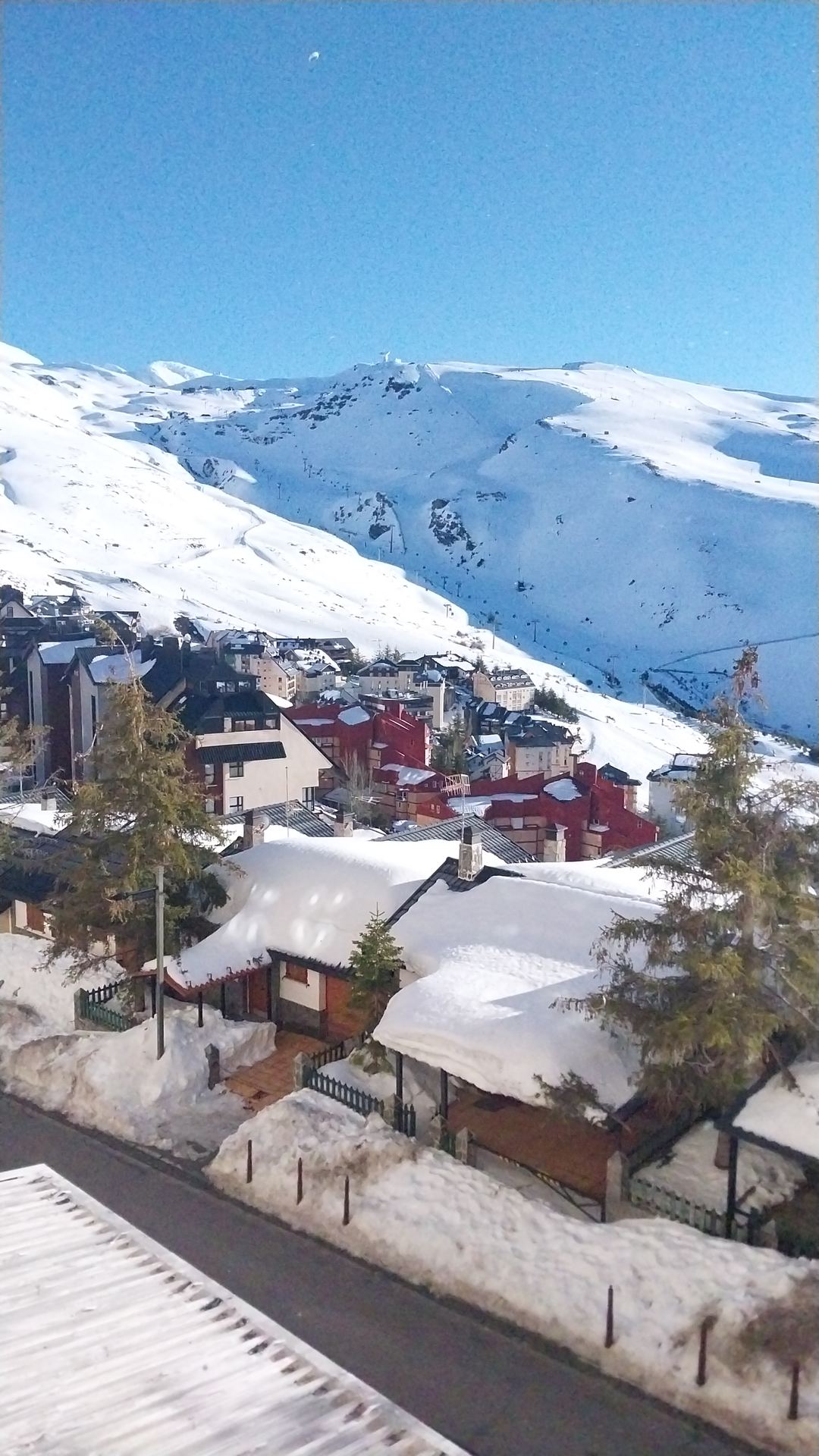 Vistas a las montañas nevadas de Sierra Nevada desde el apartamento